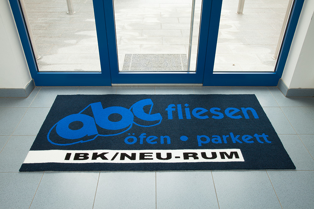 Begrüßung nach Maß – Logo-Teppich von Textilshop.at 